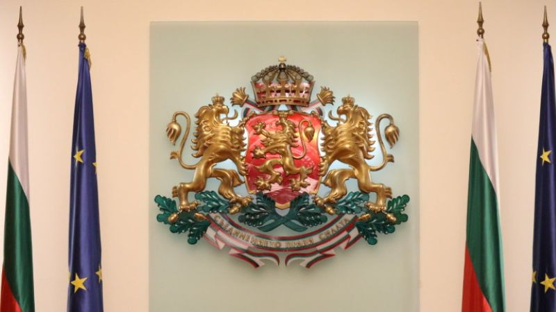 Пеевски иска МФ да отпусне пари за коли за президентската администрация